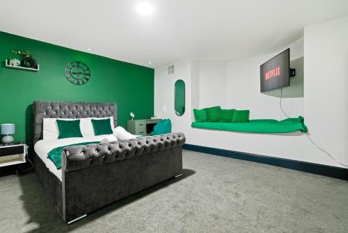 Moseley Apartment | Spacious King bed apartment with fast WIFI & workspace
