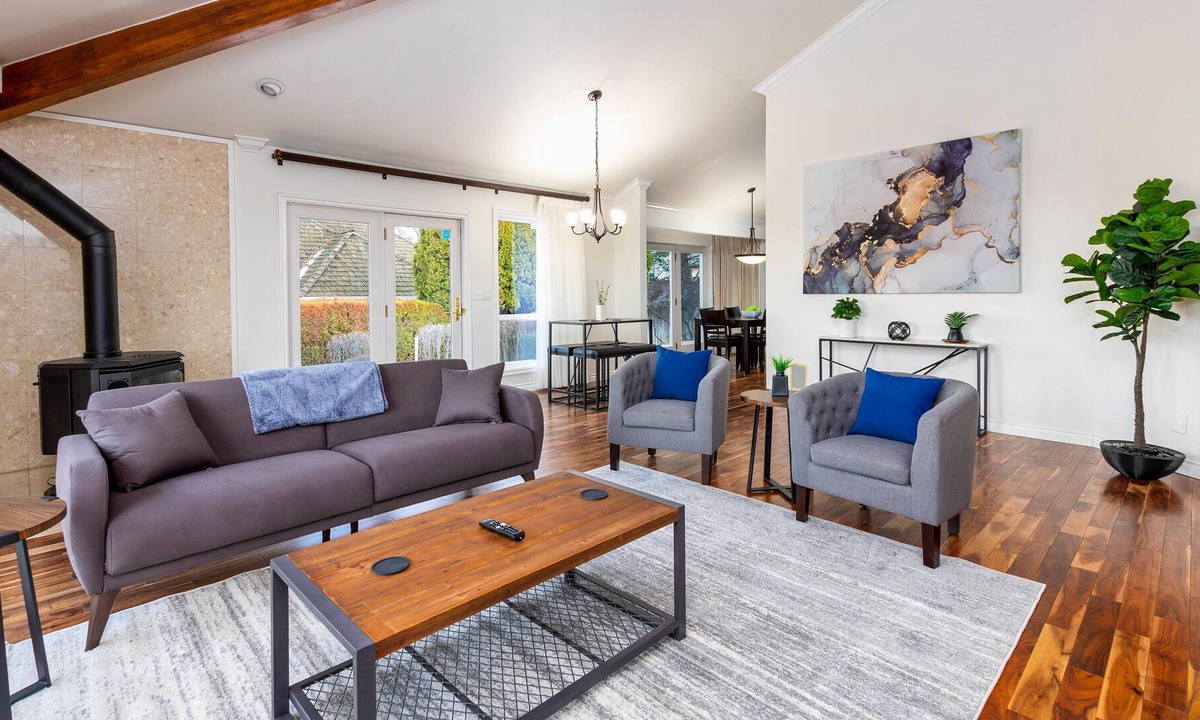 Kennewick House | Spacious King Bed Suite with a Hot Tub and View - Entire Home!