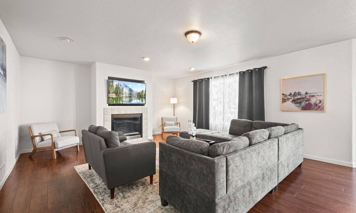 Longmont House | Spacious King & Queen SIX bedroom! Great Location!
