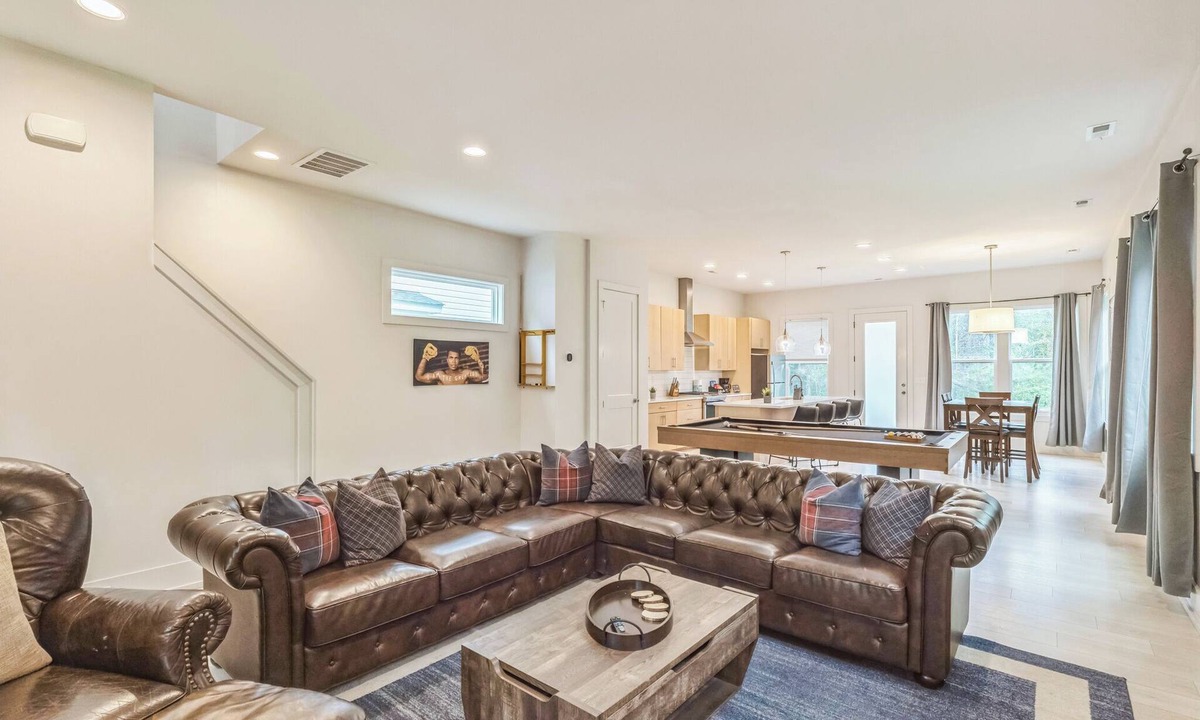 Sugar Creek House | Spacious King Ste Pool Table, Mins to NoDa & UPTWN!