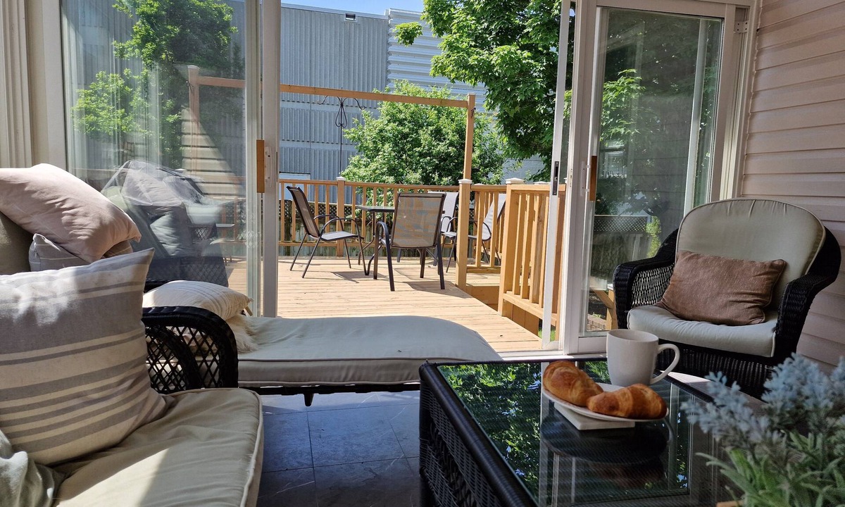 Kingston House | Spacious Kingston 6 Bedrm 3.5 BA Quiet St Near Shops Ideal for Families