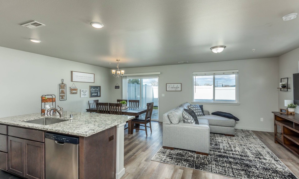 Kennewick House | Spacious kitchen suitable for large groups, close to shopping, parks & wineries.