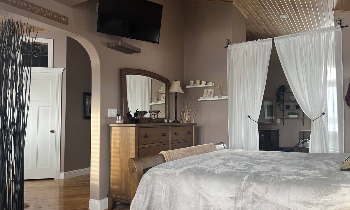 Village of Vilna Ski Chalet | Spacious Lake Front Chalet on Golf Resort- 3 minutes from Iron Horse Trail!