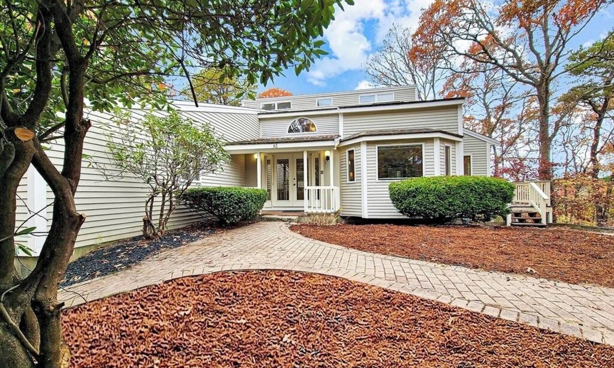 Cotuit House | Spacious Lake House for Large Groups w Private Acre+ short path to Lake