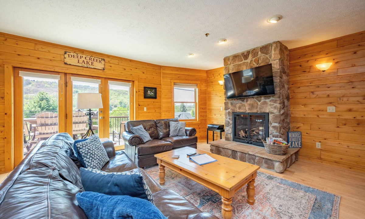 McHenry House | Spacious Lake Villa w/Woodsy Charm