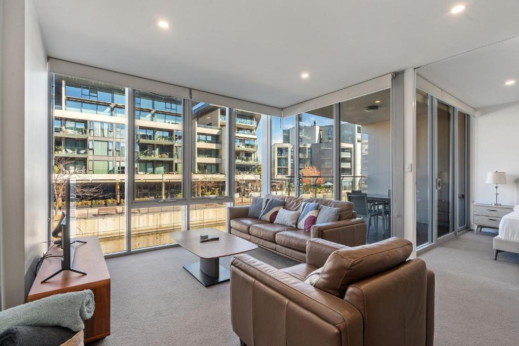 Kingston Apartment | Spacious Lakefront Apartment with Pool Access