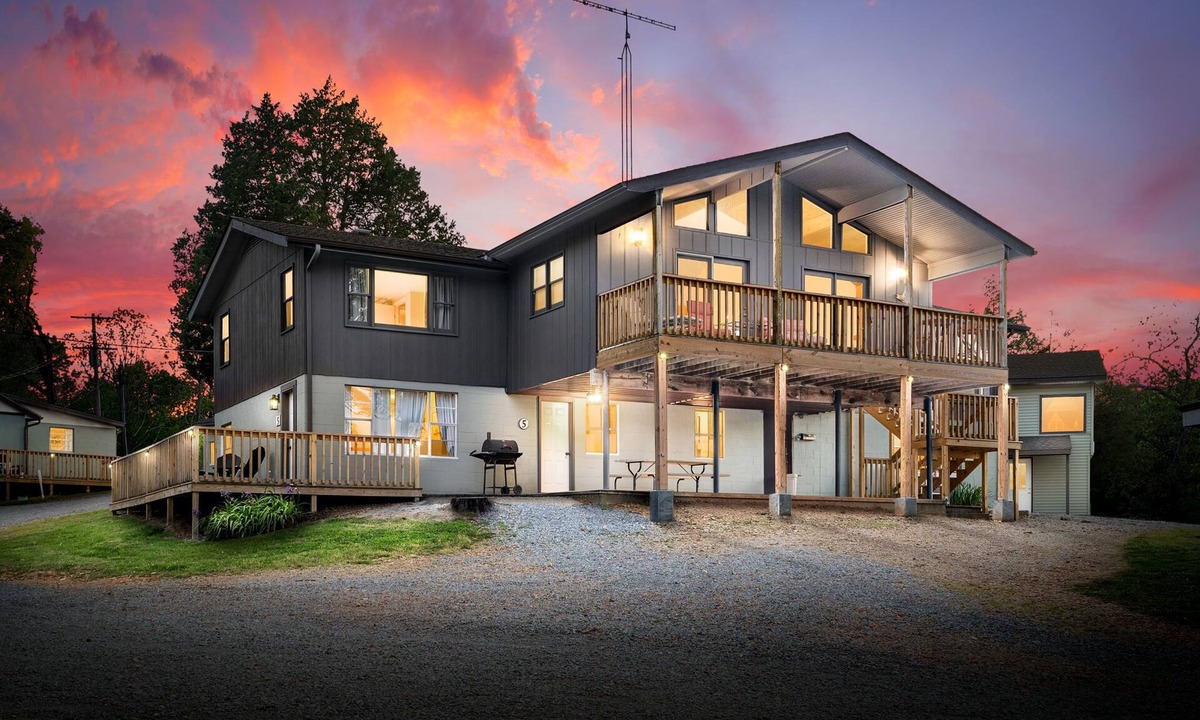 Buchanan Cottage | Spacious Lakefront Getaway for 9, Pet-Friendly 3BR/2BA Cottage + Free Boat Slip!
