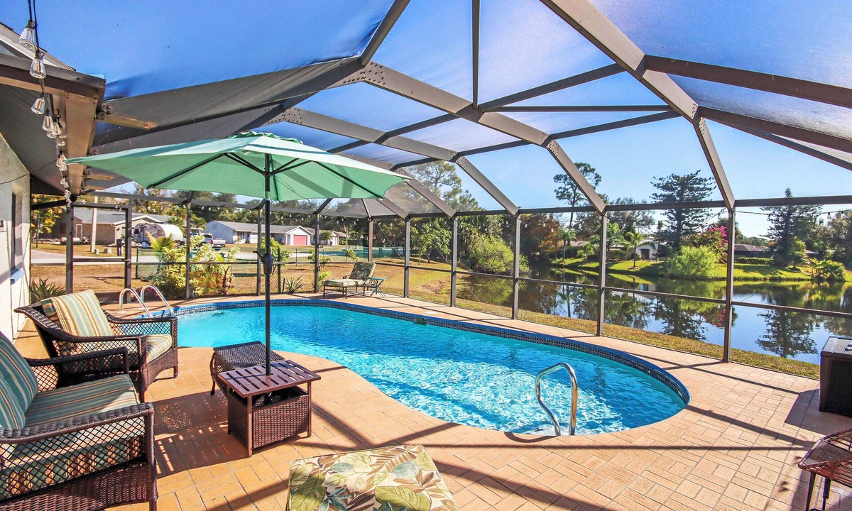 North Fort Myers House | Spacious lakefront pool home in North Fort Myers - Horizon Oasis