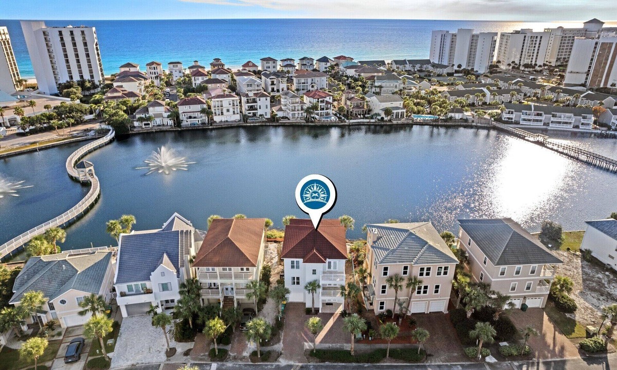 Destin House | Spacious Lakefront Retreat w/Pool and Beach Access! 🏖️