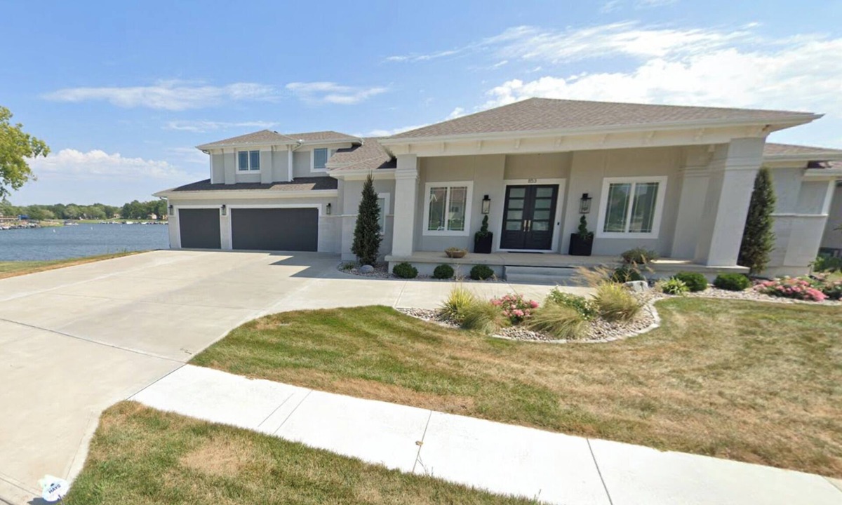 Lee's Summit House | Spacious Lakefront Retreat with Patio, 4 bedroom bath & 25 Minutes to Arrowhead