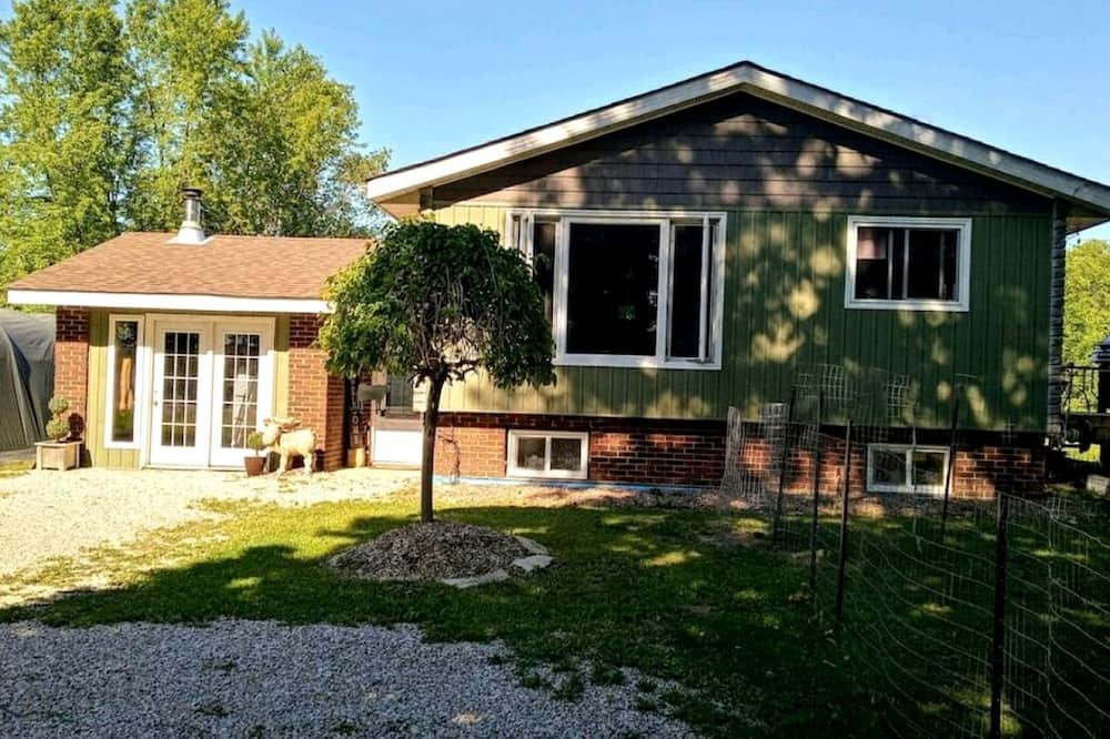 Lion's Head Cottage | Spacious Lakeside Cottage with Games Room and Firepit, Walking Distance to Beach and Marina, Lion's Head, Ontario