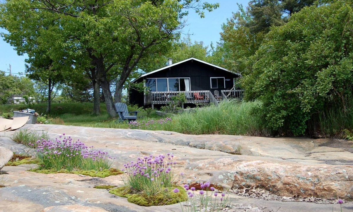 Carling House | Spacious Lakeside Cottage Overlooking Georgian Bay on Lake Huron, Ontario