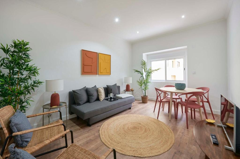 Mina Apartment | Spacious & Light-Filled 4BR Apartment By TimeColer