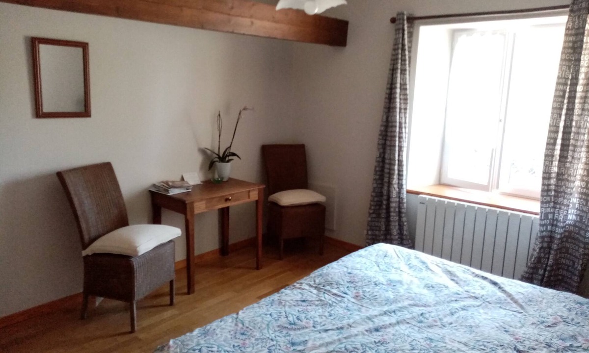 Gavray Bed & Breakfast | Spacious LIN Room - Breakfast included