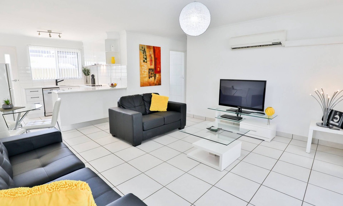 Mildura Central Business District Apartment | Spacious living, family & pet friendly, open courtyard, central loc. Free Wi Fi