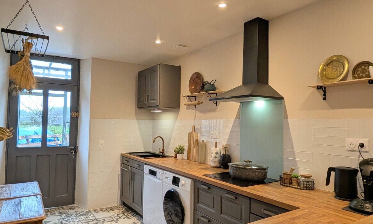 Baraize Cottage | Spacious lodging in Berry for 10 people with private garden