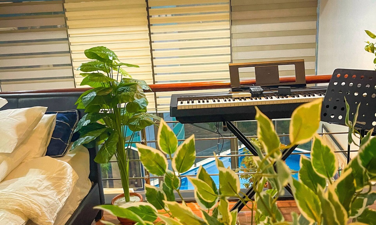 Forbes Park Condo | Spacious Loft in BGC with Golf and Sunset View