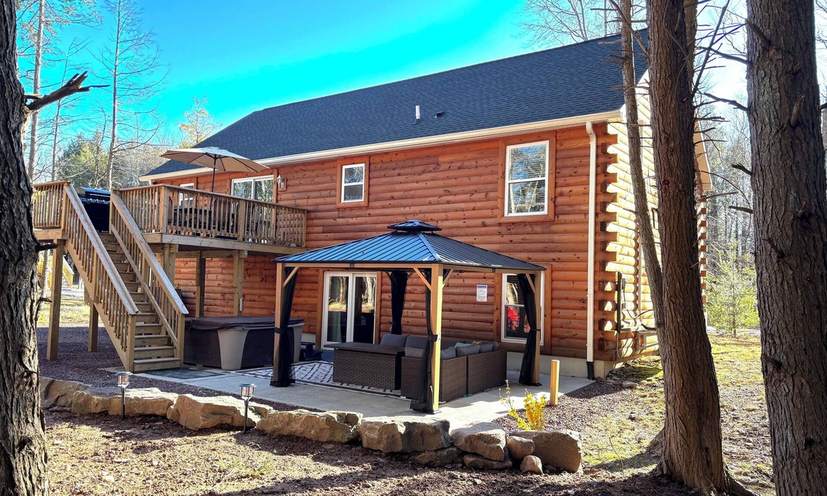 Blakeslee Cabin | Spacious Log Cabin – Lake Access, Fire Pit & Fun