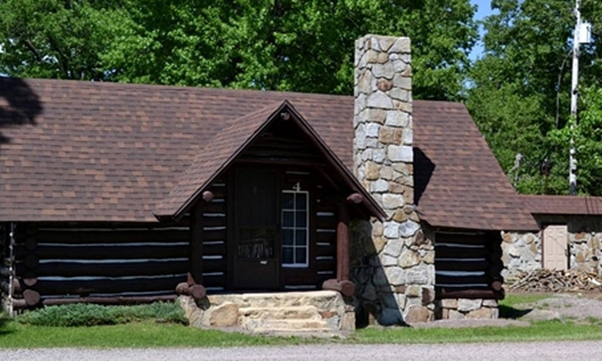 Markleysburg House | Spacious Log Cabin for an Unforgettable Family Adventure in Markleysburg, Pennsylvania