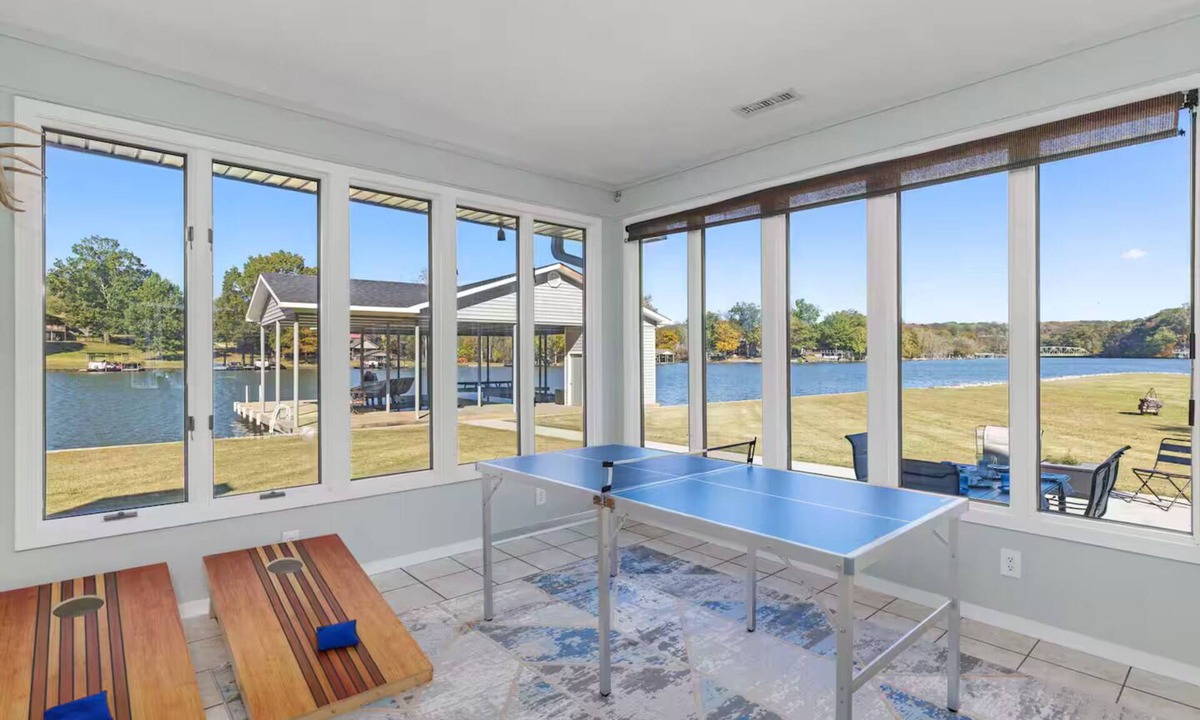 Florence House | Spacious, Luxe Design, Gameroom, Flat Grassy Knoll, Near RTJ + Waterfront View