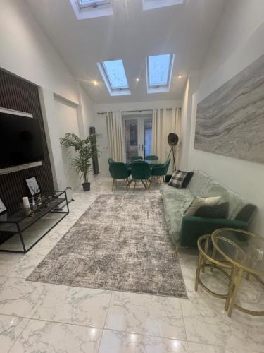 Rushey Green Apartment | Spacious Luxury 2bd with extra Private Studio Room