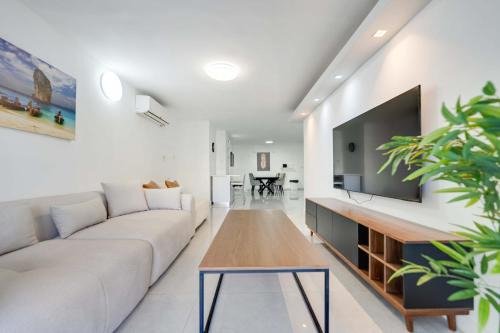 Ashdod Apartment | Spacious Luxury Beach Getaway by Torohome