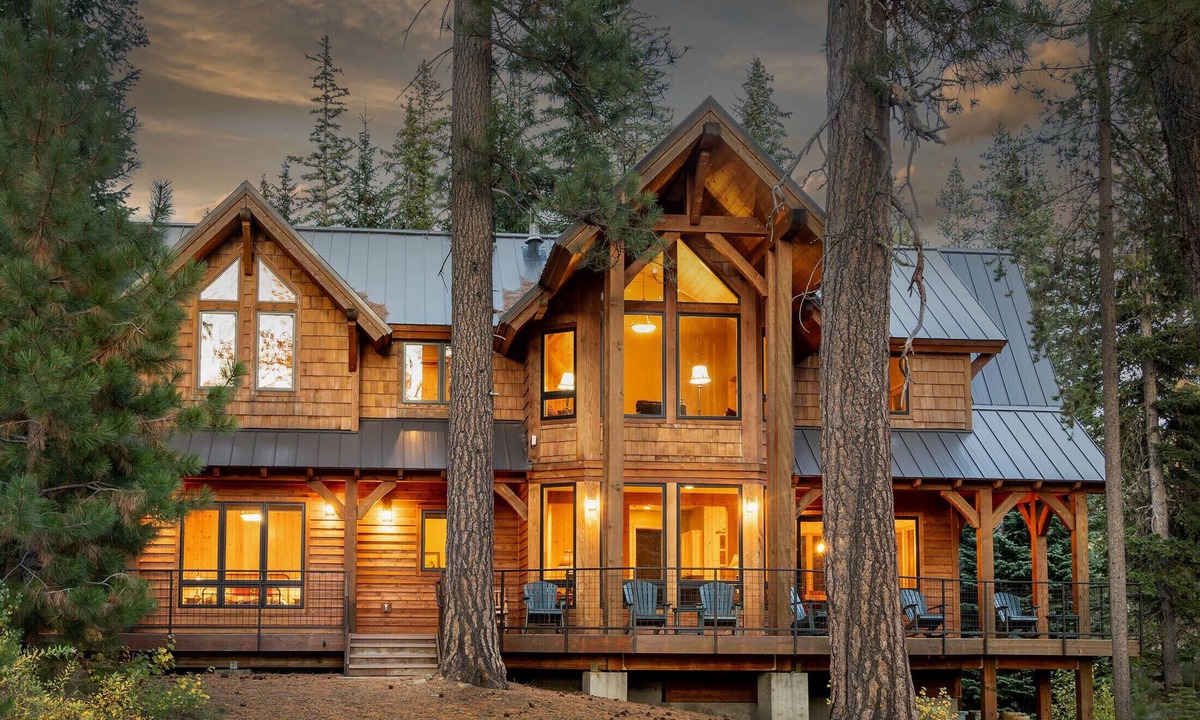 Bend Cabin | Spacious Luxury Cabin/Home on Private Lake w/Hot Tub & Amazing Views - Bend