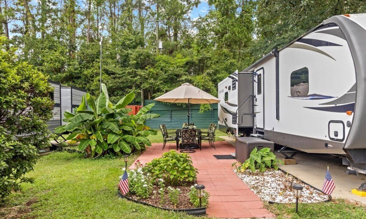 Milton RV Rental | Spacious luxury RV with large kitchen/living room area, private bedroom w/king-size bed, bath and 1/2, with a deck, located in a beautiful RV resort with tons of amenities. Min. stay is 2 nights w/weekly and monthly discounts. Monthly rate is $1,600