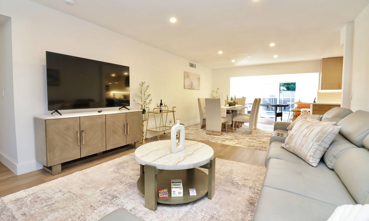 Survey Creek House | Spacious Luxury Oasis Getaway w/pool 15 mins from beach