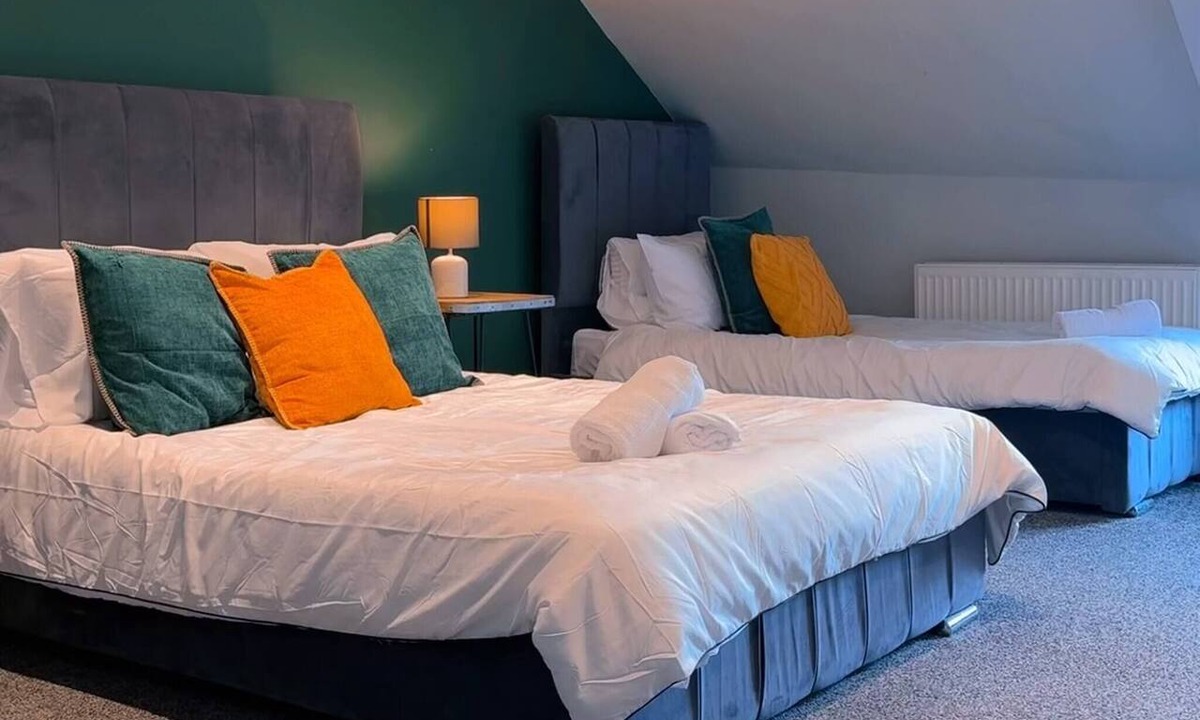 Gateshead Apartment | Spacious Maisonette Stay Sleeps 11