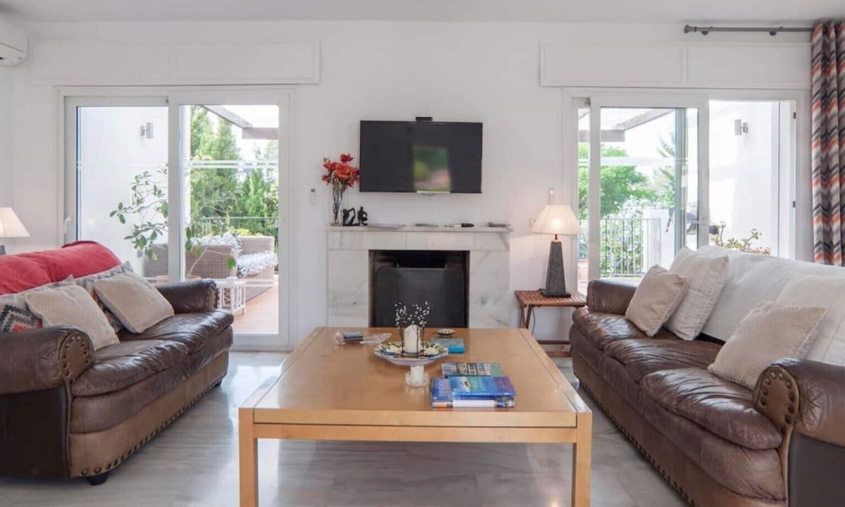 Urbanizacion el Rosario Apartment | Spacious Marbella 3bed Apartment - Pool,terrace&gardens
