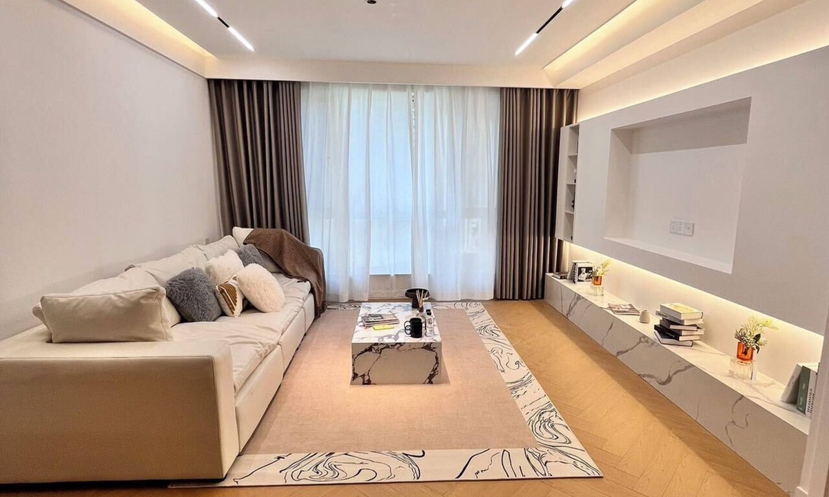 Downtown Shanghai Apartment | Spacious master bedroom equipped with a private walk-in closet near Yuyuan