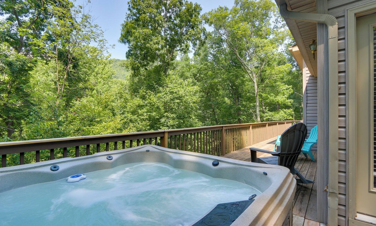 Massanutten House | Spacious McGaheysville Home: Hot Tub & Pool Table!