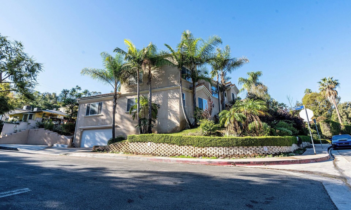Los Angeles House | Spacious Mediterranean 5-bedroom house with AC, WiFi in marvelous Los Angeles