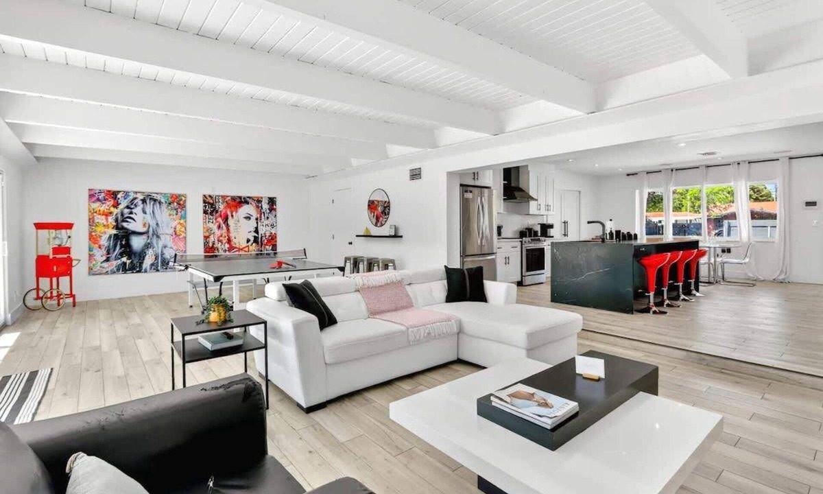 Golden Glades House | Spacious Miami 4BR Retreat with Pool & BBQ
