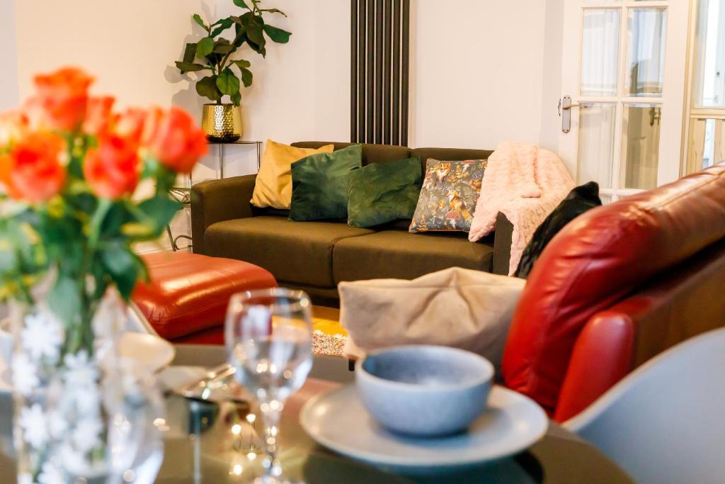 Newcastle-upon-Tyne Apartment | Spacious, Modern and stylish three bedroom home , perfect for work , leisure and contractors ,5 mins walk to Newcastle city Center, Newcastle stadium and Newcastle University, Free parking Fast WiFi, conveniently located both short stay and long stays
