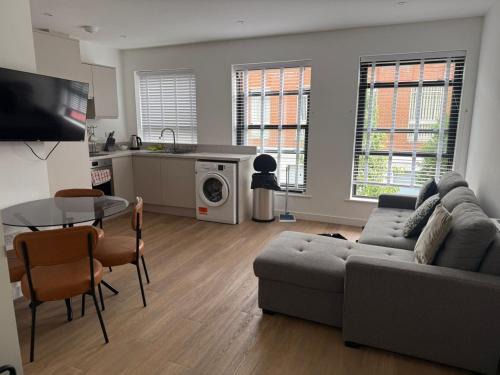St Neots Apartment | Spacious Modern 1 Bed Apartments in St Neots - Perfect for Contractors & Professionals - Free Parking - WiFi - Fully Equipped Kitchen - Smart TV Ideal for Work Stays and Long Projects