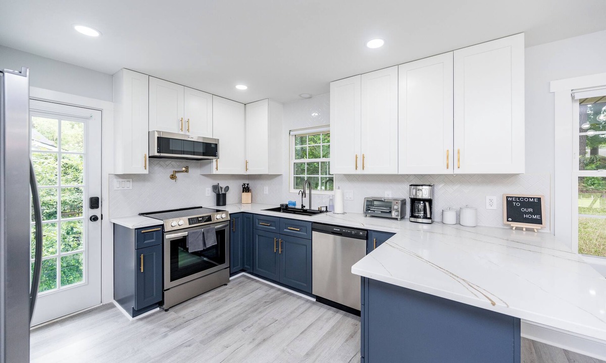 Northeast Raleigh House | Spacious & modern 10 guest retreat near Downtown & North Hills w/fenced yard
