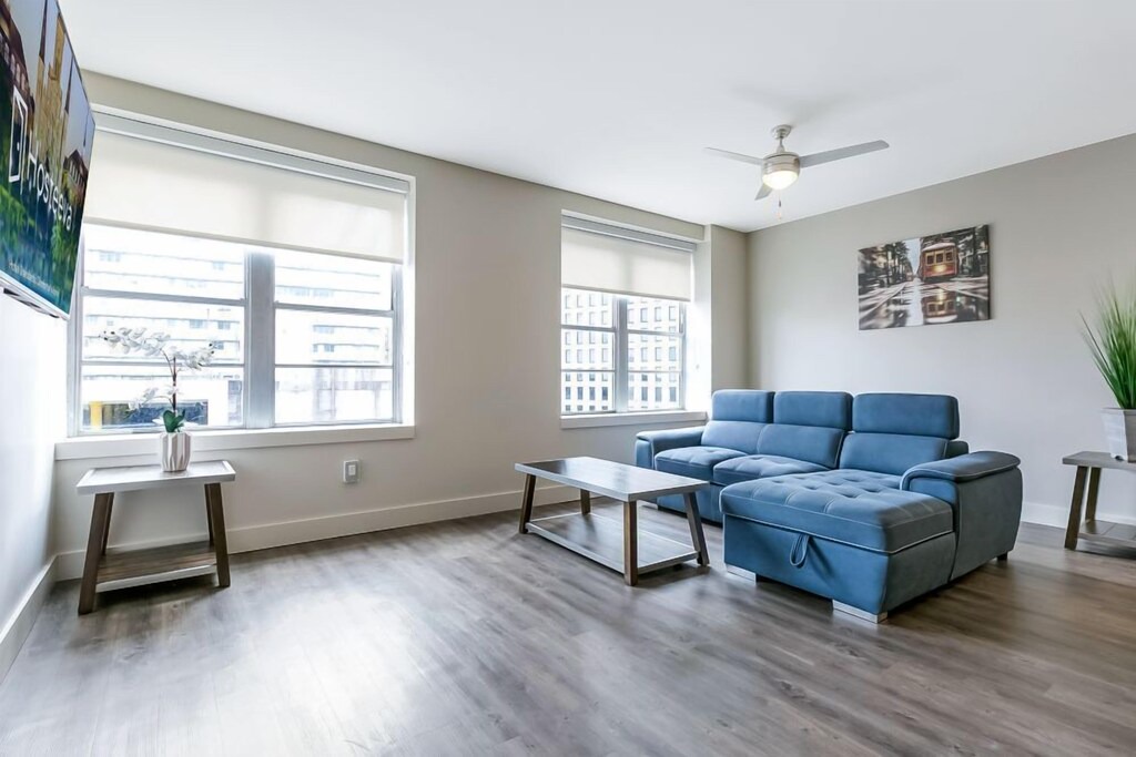 Central Business District Condo | Spacious Modern 1bd Condo in California Building by Hosteeva