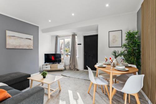 Leeds House | Spacious Modern 2BR - Parking - Workspace Area, Ideal for Contractors & Long Stays - NordStay