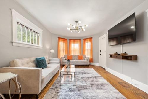 Southside House | Spacious Modern 6BR Near SU, Destiny USA, Zoo & Downtown, Sleeps 18