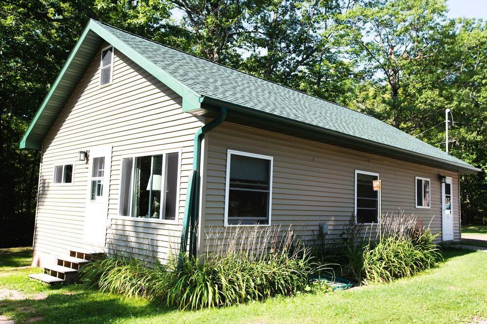 Ashland House | Spacious Modern Cabin with a Fire Pit near Apostle Islands in Wisconsin