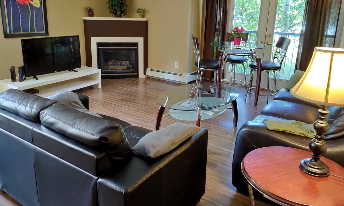 Downtown Edmonton Apartment | Spacious Modern Downtown Modern 2 Bed 2 Bath U/G PARKING