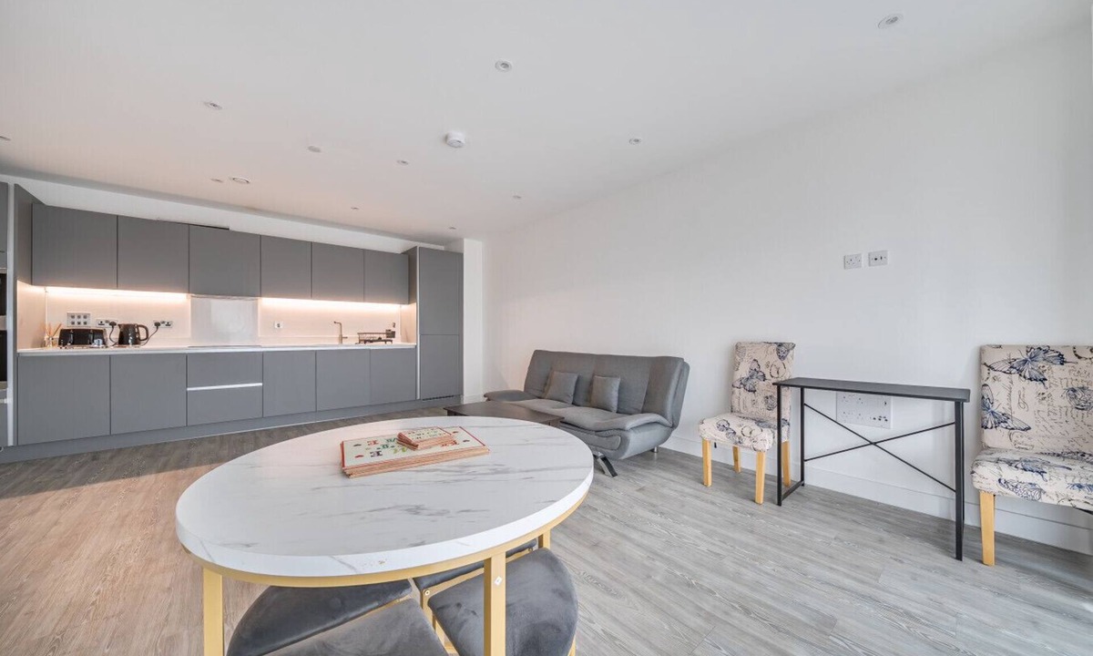 Cambridge Apartment | Spacious modern flat with balcony, free parking and great access
