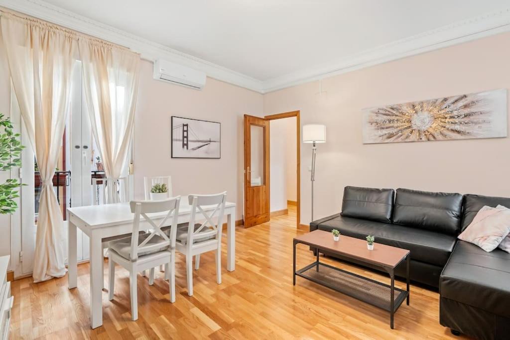 Chueca Apartment | Spacious modern flat in the centre of Madrid - Infantas
