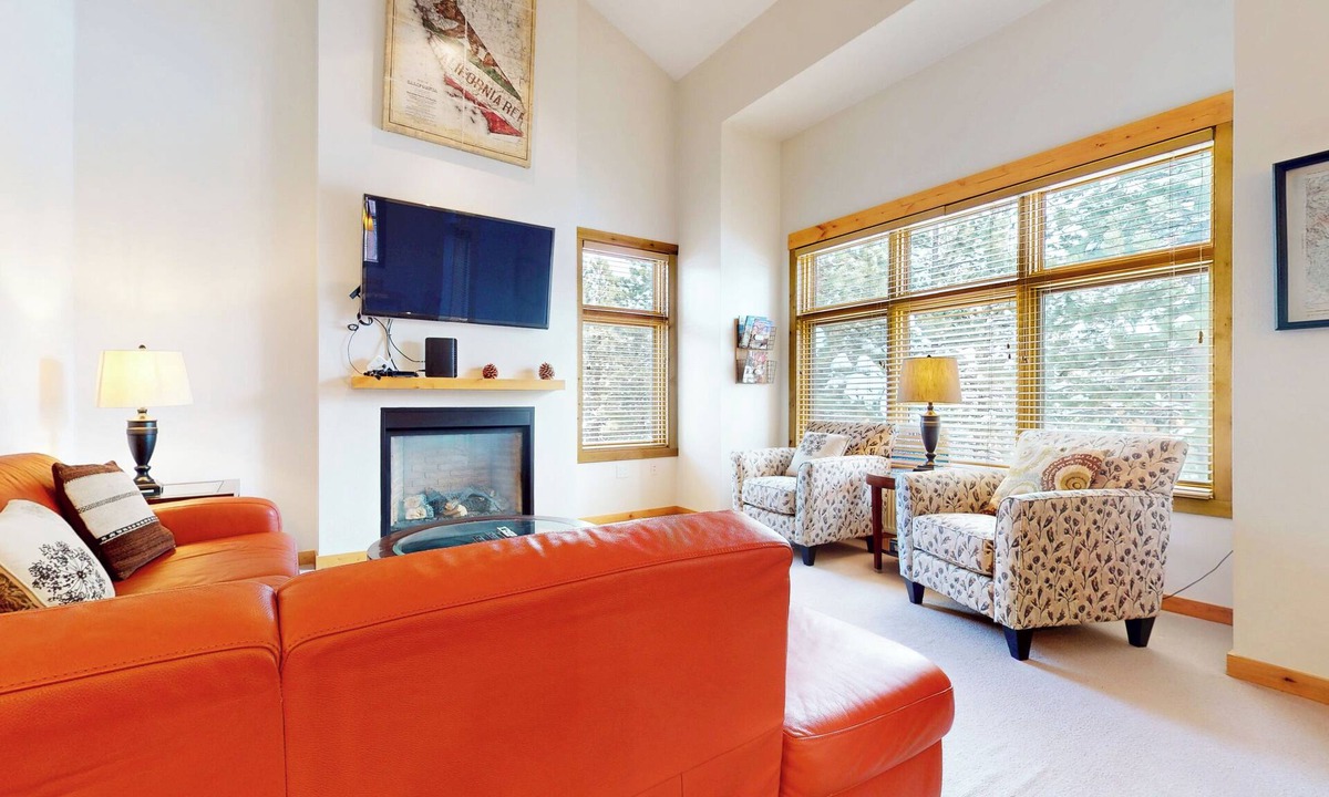 Mammoth Lakes Condo | Spacious Modern Home in Quiet Location. Private Washer/Dryer, Deck & Grill