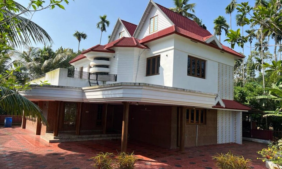 Irinjalakuda House | Spacious Modern Luxury Home