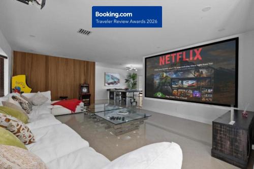 South Lake Apartment | Spacious Modern Mansion w Pool & Sauna in Hollywood close to Beach - 20 min to FIFA!