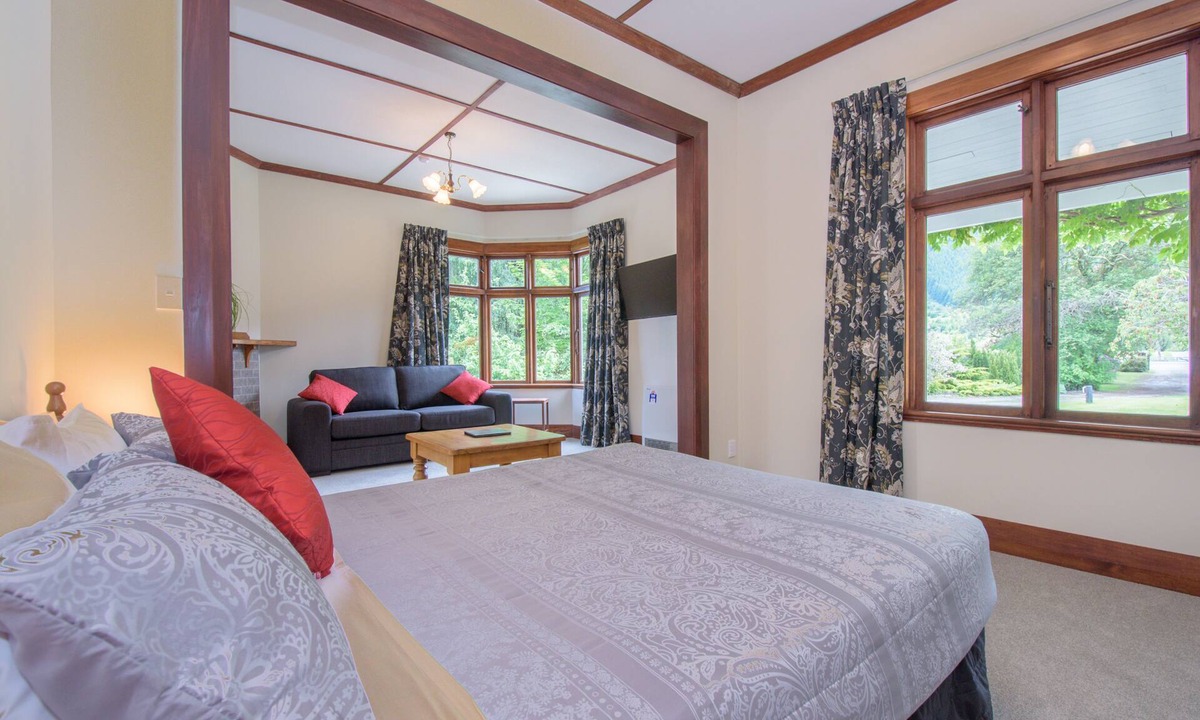 Speargrass Flat Apartment | Spacious, Modern Studio Apartment below Coronet Peak