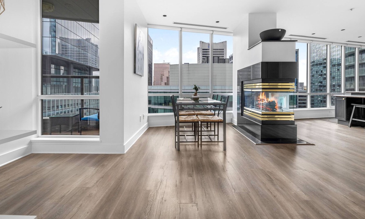 Coal Harbour Condo | Spacious, modern TOP FLOOR condo downtown w/ balcony + views!